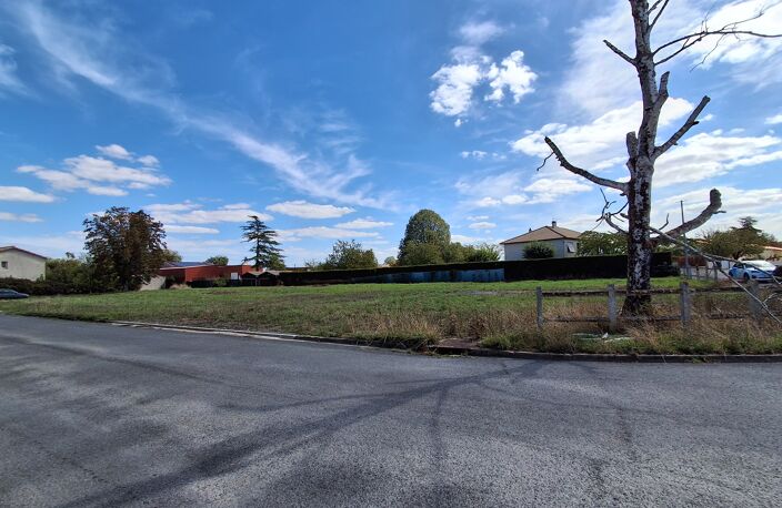 Vaste terrain à bâtir de 2 280 m² à Lezay (79) — photo 2