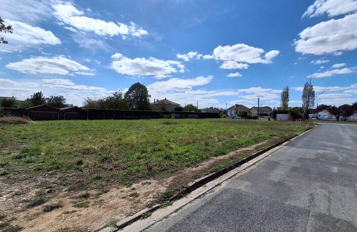 Vaste terrain à bâtir de 2 280 m² à Lezay (79) — photo 3
