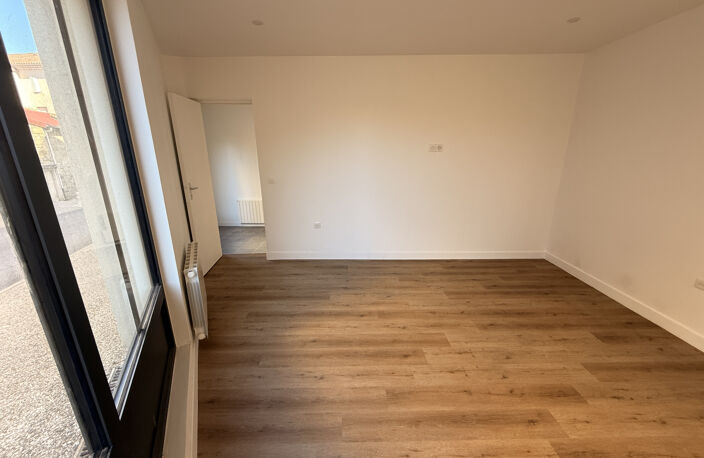 07 - VALS LES BAINS - APPARTEMENT T2 DANS IMMEUBLE RENOVE — photo 3