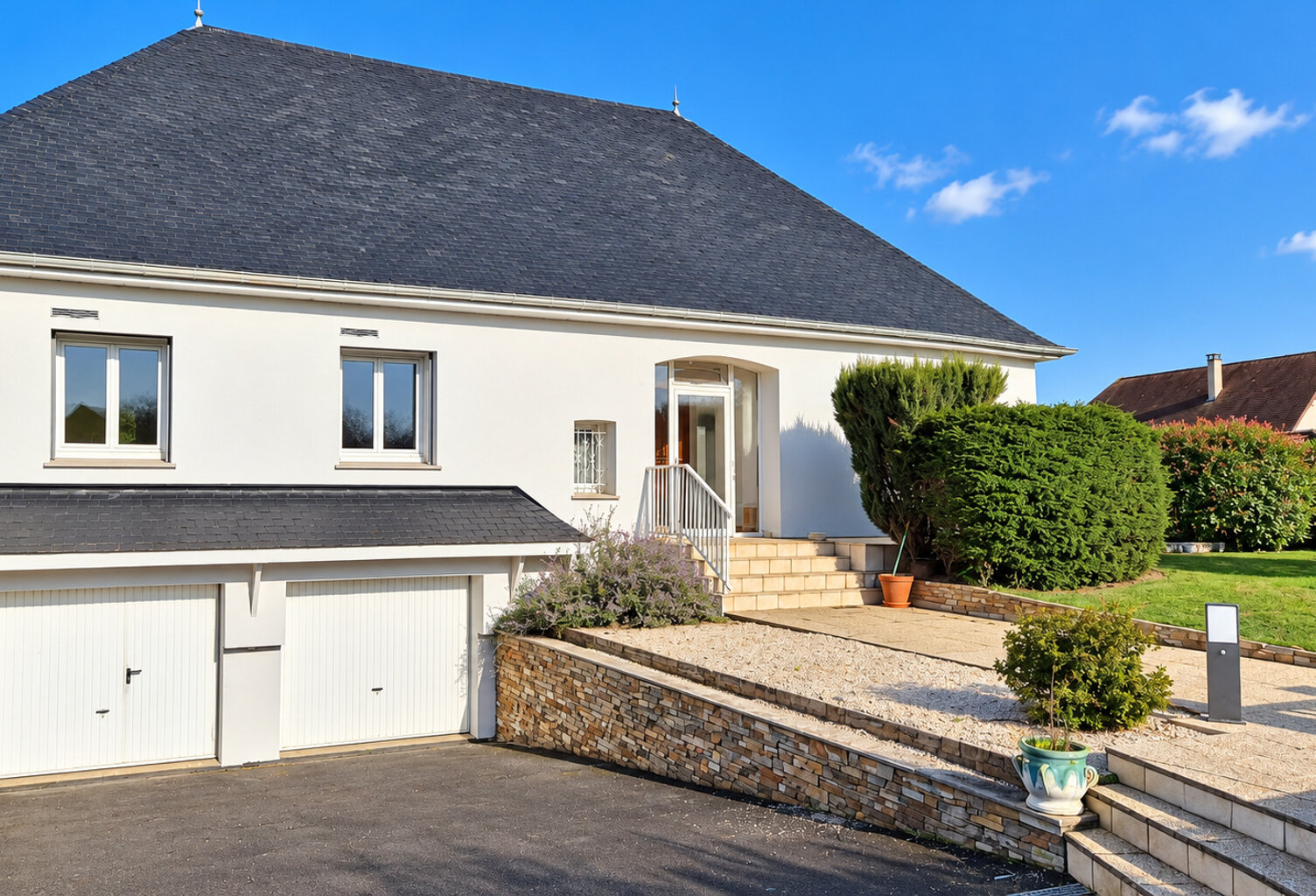 Maison traditionnelle avec vue sur les Pyrénées  -  Jardin - Sous-sol - Combles aménageables — photo 1