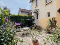 OULLINS / QUARTIER BUSSIÈRE - ADORABLE MAISON AVEC JARDIN, GARAGE ET POTENTIEL D'AGRANDISSEMENT — photo 3