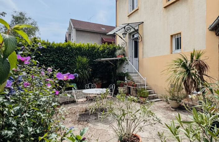 OULLINS / QUARTIER BUSSIÈRE - ADORABLE MAISON AVEC JARDIN, GARAGE ET POTENTIEL D'AGRANDISSEMENT — photo 3