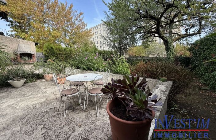 OULLINS / QUARTIER BUSSIÈRE - ADORABLE MAISON AVEC JARDIN, GARAGE ET POTENTIEL D'AGRANDISSEMENT — photo 4