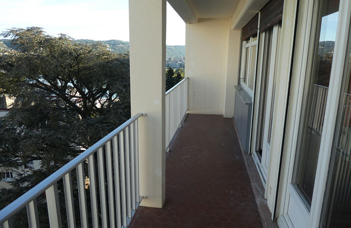 APPARTEMENT T4 - 76 M² - DERNIER ÉTAGE, VUE PANORAMIQUE ET POTENTIEL À EXPLOITER — photo 4