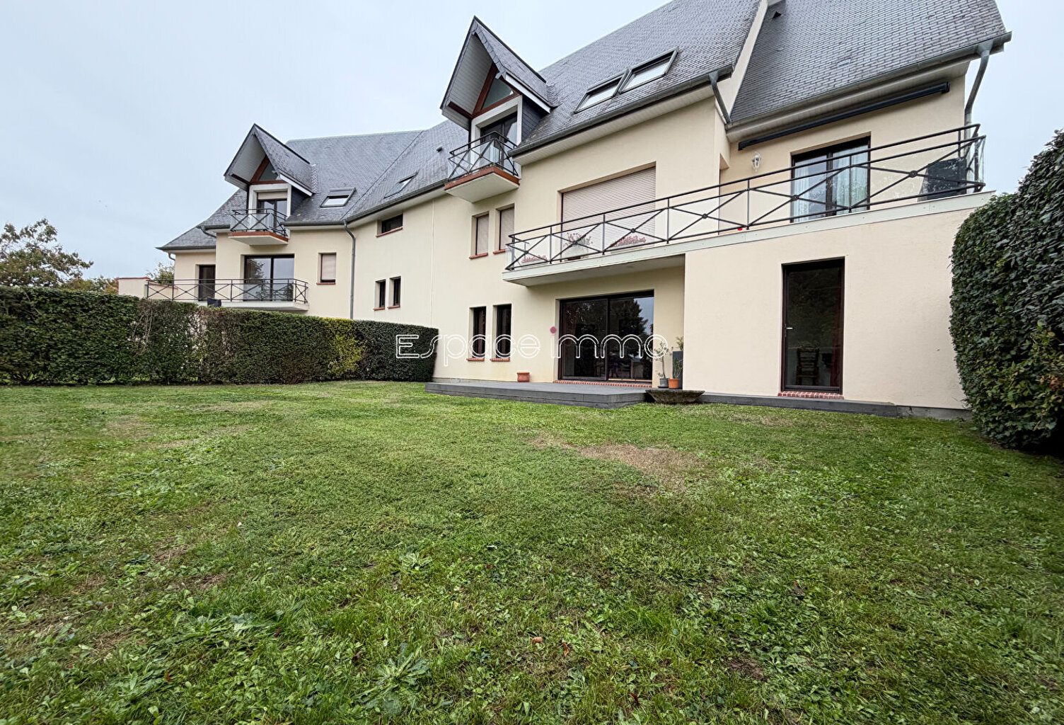 APPARTEMENT T5 - 112M² - 2 CHAMBRES - REZ DE JARDIN - GARAGE - PLACE DE STATIONNEMENT - CAVE — photo 1