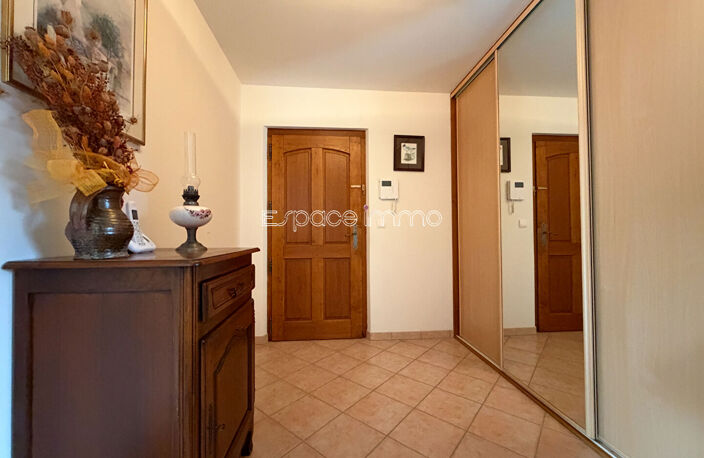 APPARTEMENT T5 - 112M² - 2 CHAMBRES - REZ DE JARDIN - GARAGE - PLACE DE STATIONNEMENT - CAVE — photo 2