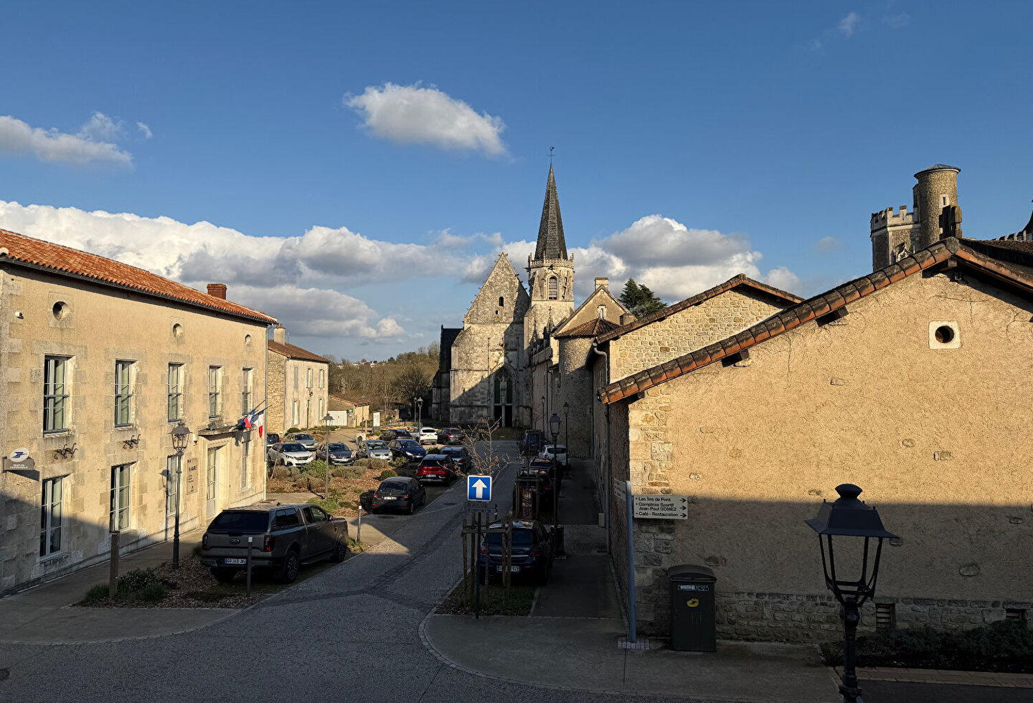 BEL APPARTEMENT T4 - CENTRE BOURG LIGUGÉ — photo 1