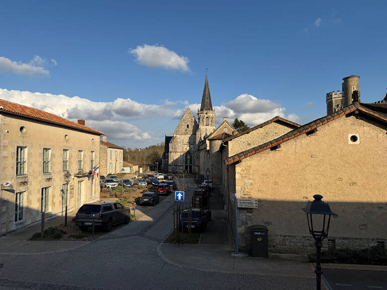 BEL APPARTEMENT T4 - CENTRE BOURG LIGUGÉ — photo 1
