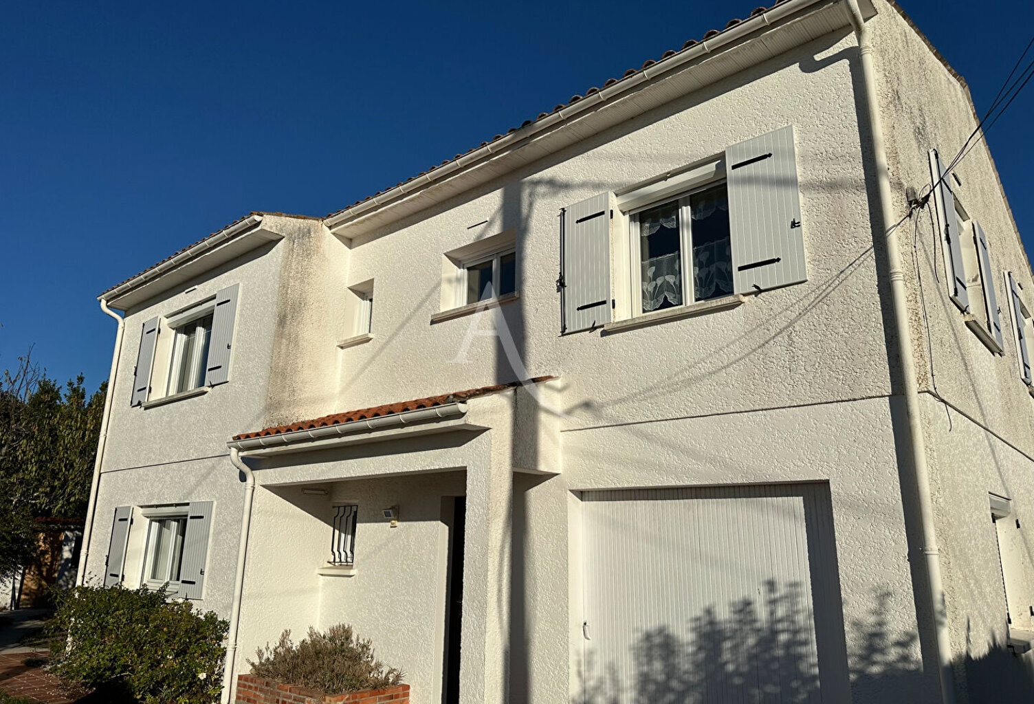 ROCHEFORT - BELLE MAISON FAMILIALE DE 167 M² - 5 CHAMBRES, DEUX GARAGES , FORT POTENTIEL ! — photo 1