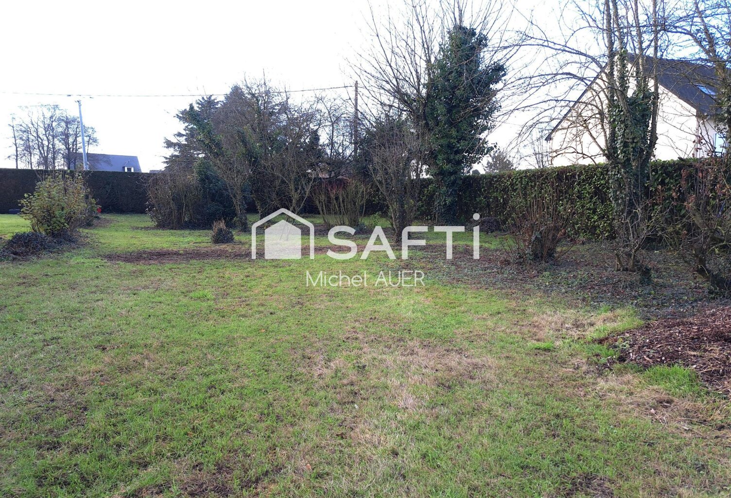 Terrain constructible en zone résidentielle — photo 1