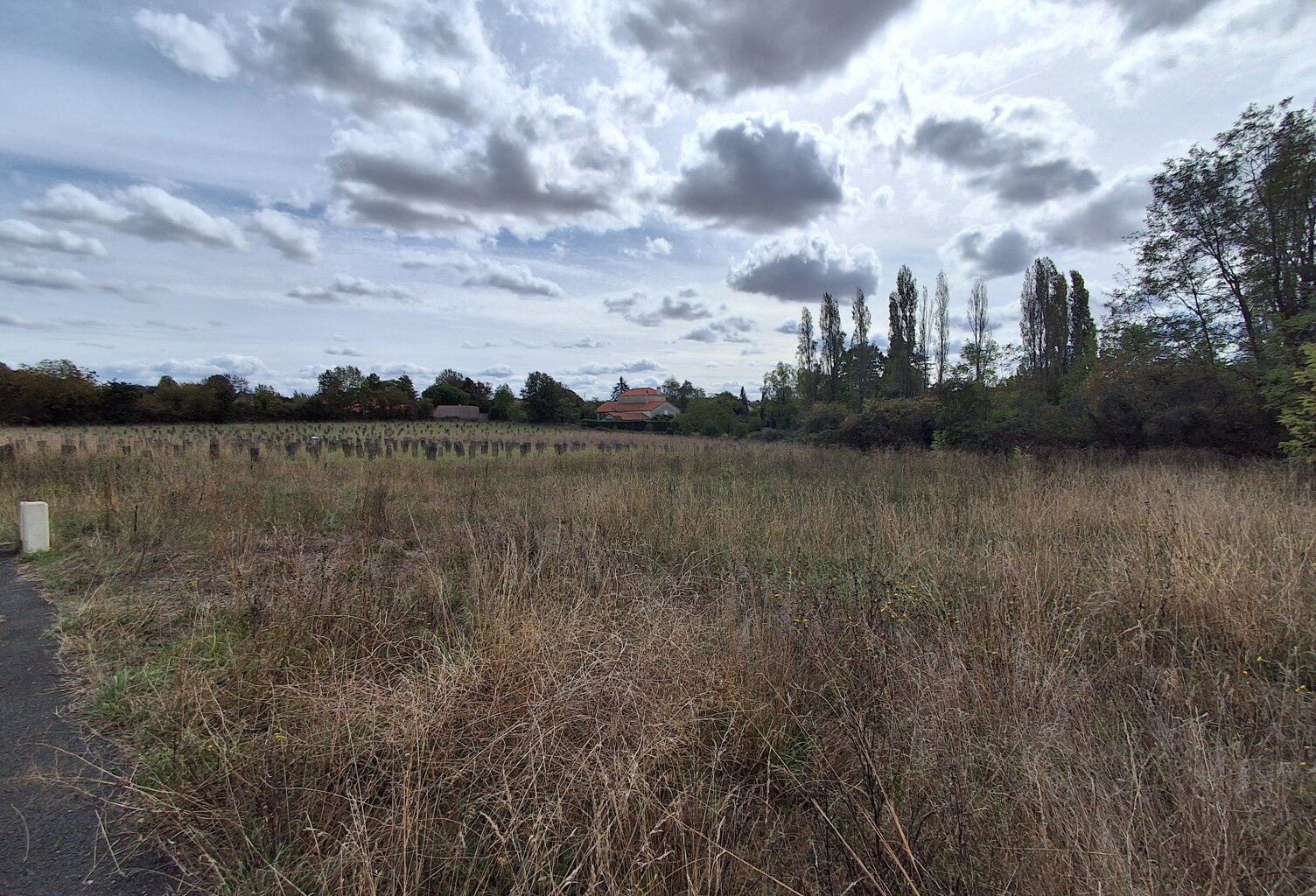 Terrain à bâtir à Aigondigné (79) — photo 1