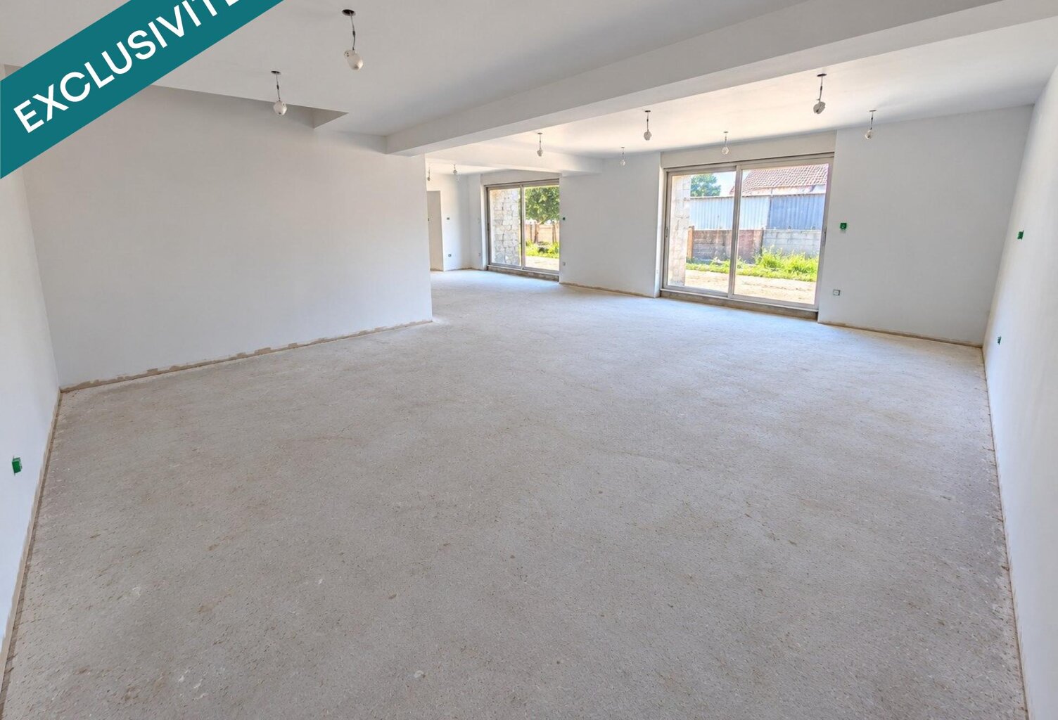 Maison familiale rénovée avec garage-atelier en plein centre-bourg — photo 1