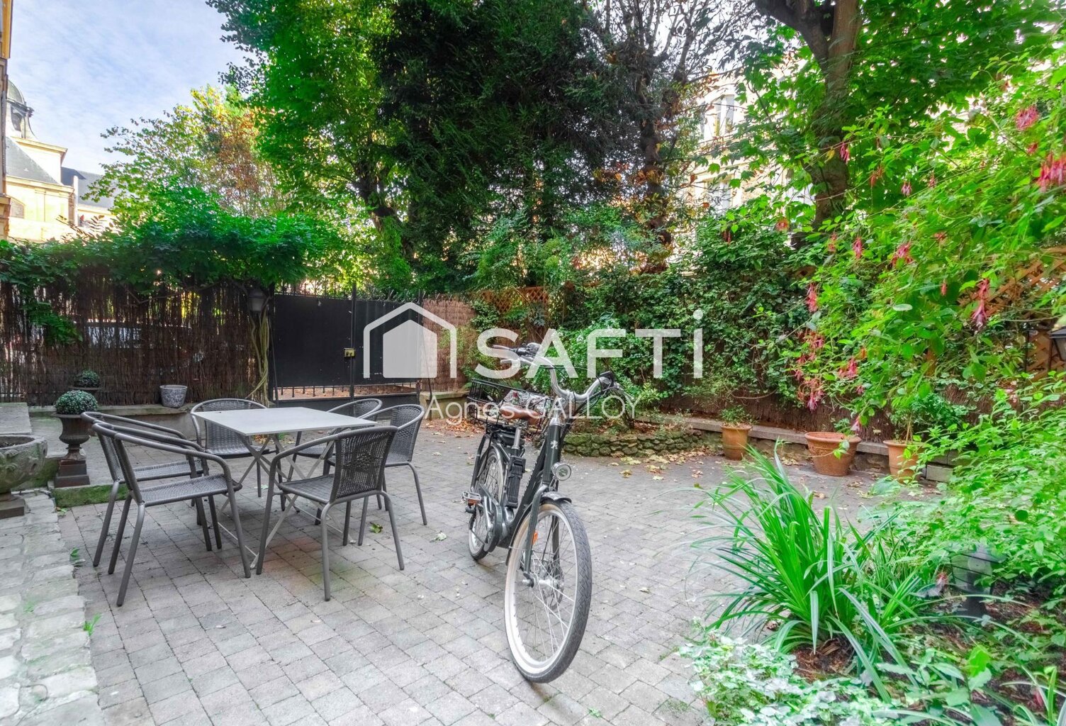 Duplex esprit maison au cœur de la ville avec jardin et parking — photo 1