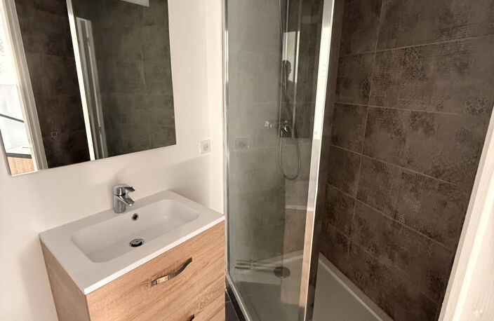 07 - VALS LES BAINS - APPARTEMENT T3 DANS IMMEUBLE RENOVE — photo 2