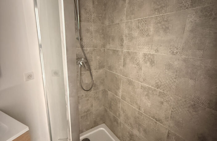 07 - VALS LES BAINS - APPARTEMENT T3 DANS IMMEUBLE RENOVE — photo 4