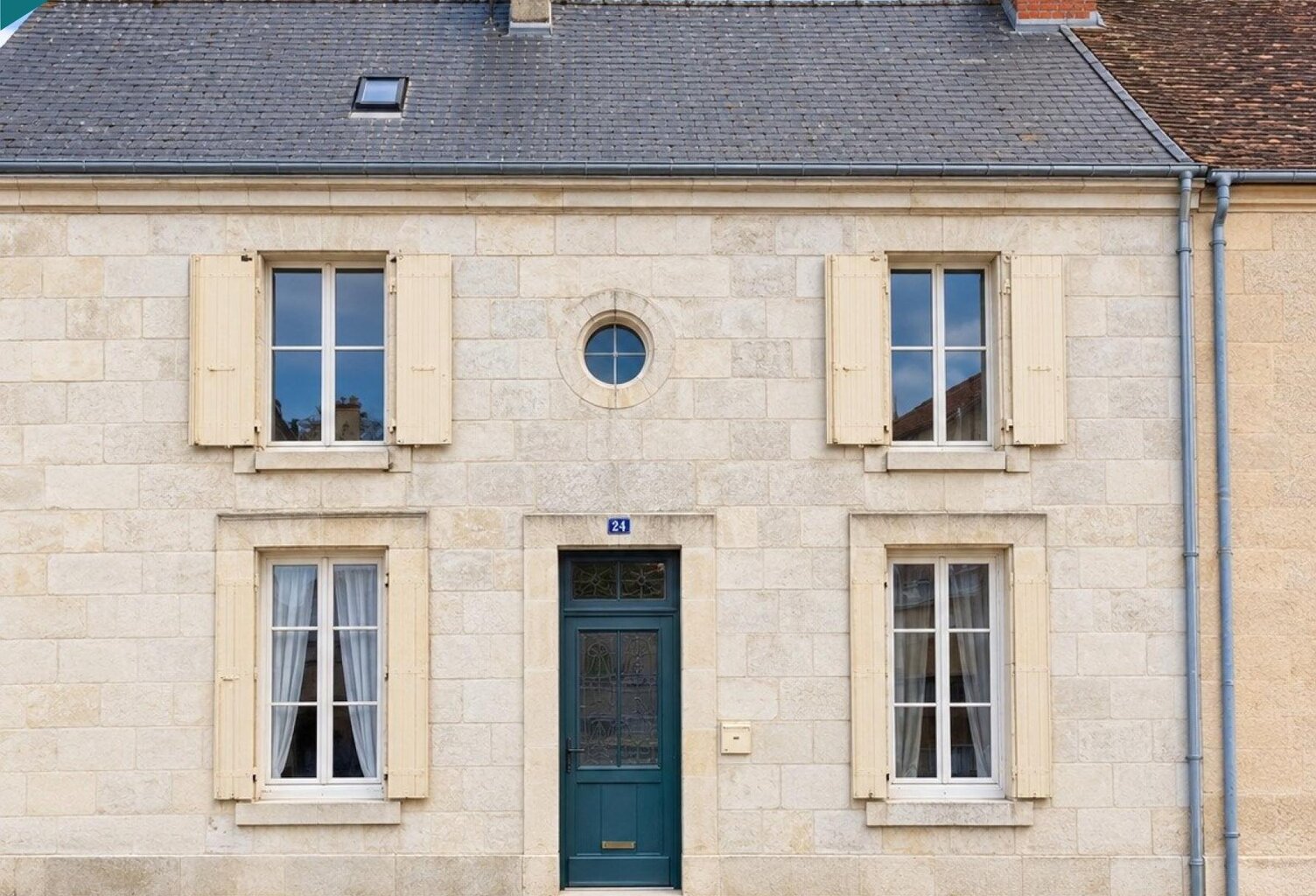 Maison de caractère avec jardin, puits et dépendances — photo 1