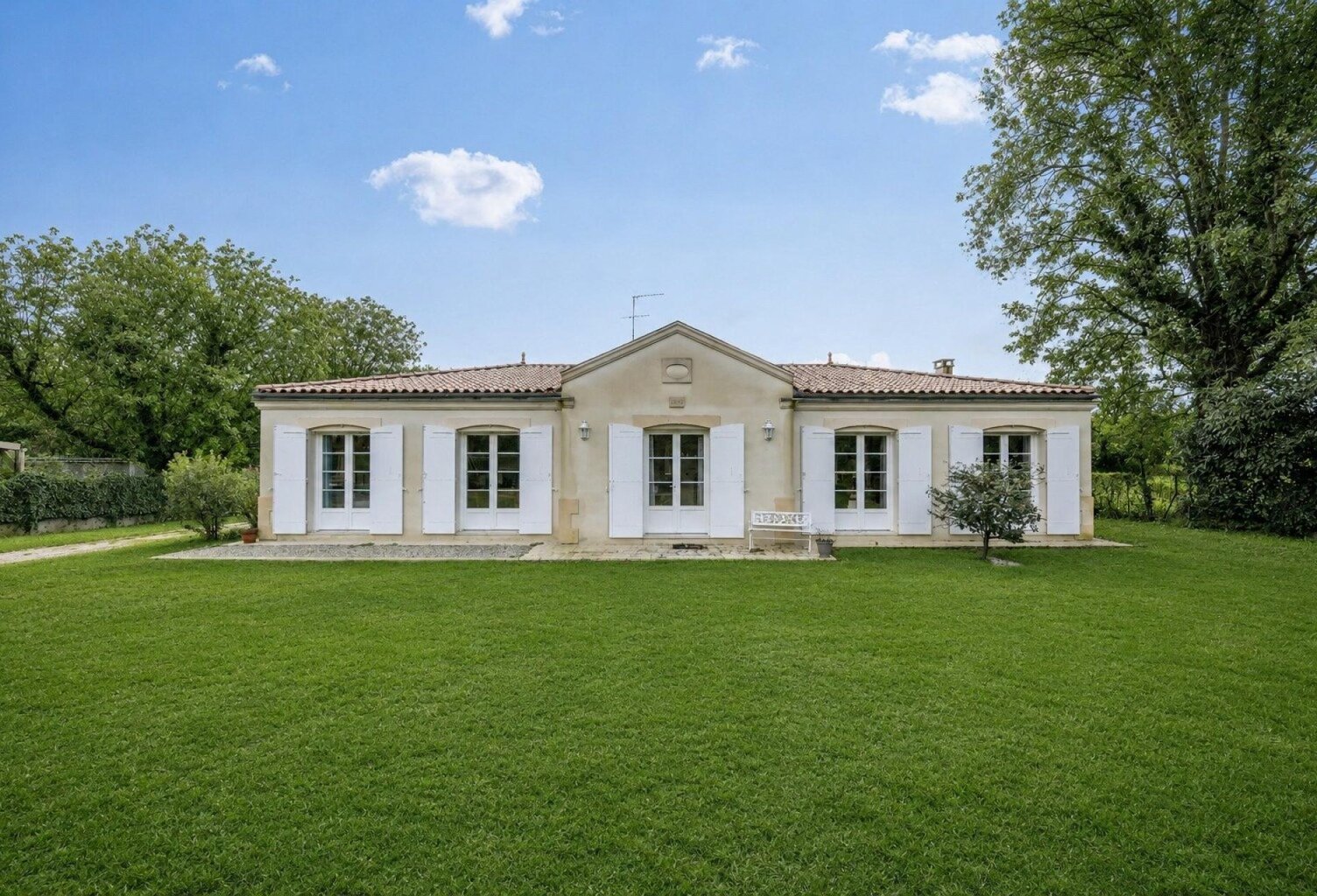 33450 MONTUSSAN - Maison de plain-pied sur parcelle arborée de plus de 1600 m² — photo 1