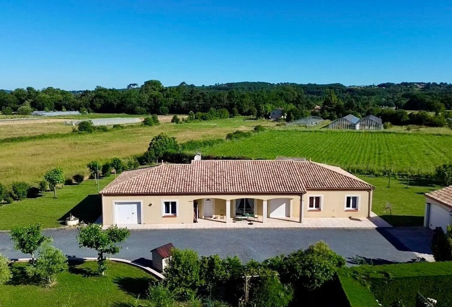 Plain-pied lumineux avec piscine et 5 chambres — photo 1