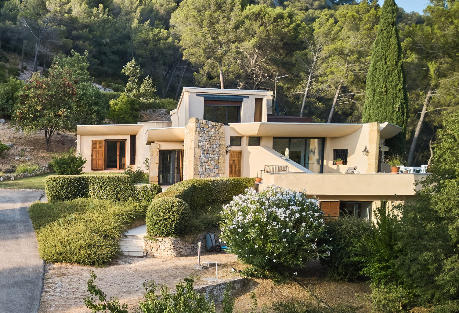 LE THOLONET PROCHE AIX - VILLA d'ARCHITECTE - PISCINE - VUE — photo 1