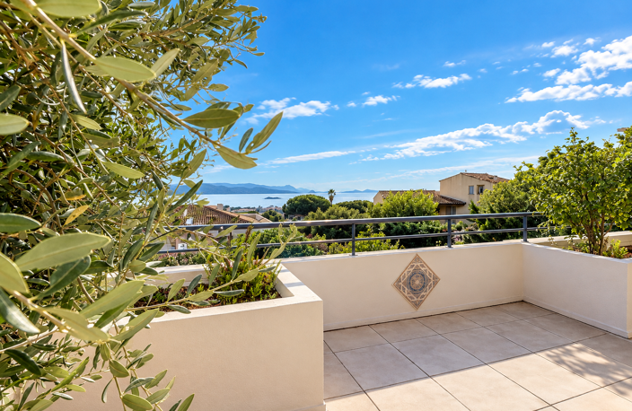LA CIOTAT T3 AU CALME avec VUE MER PANORAMIQUE avec TERRASSE — photo 2