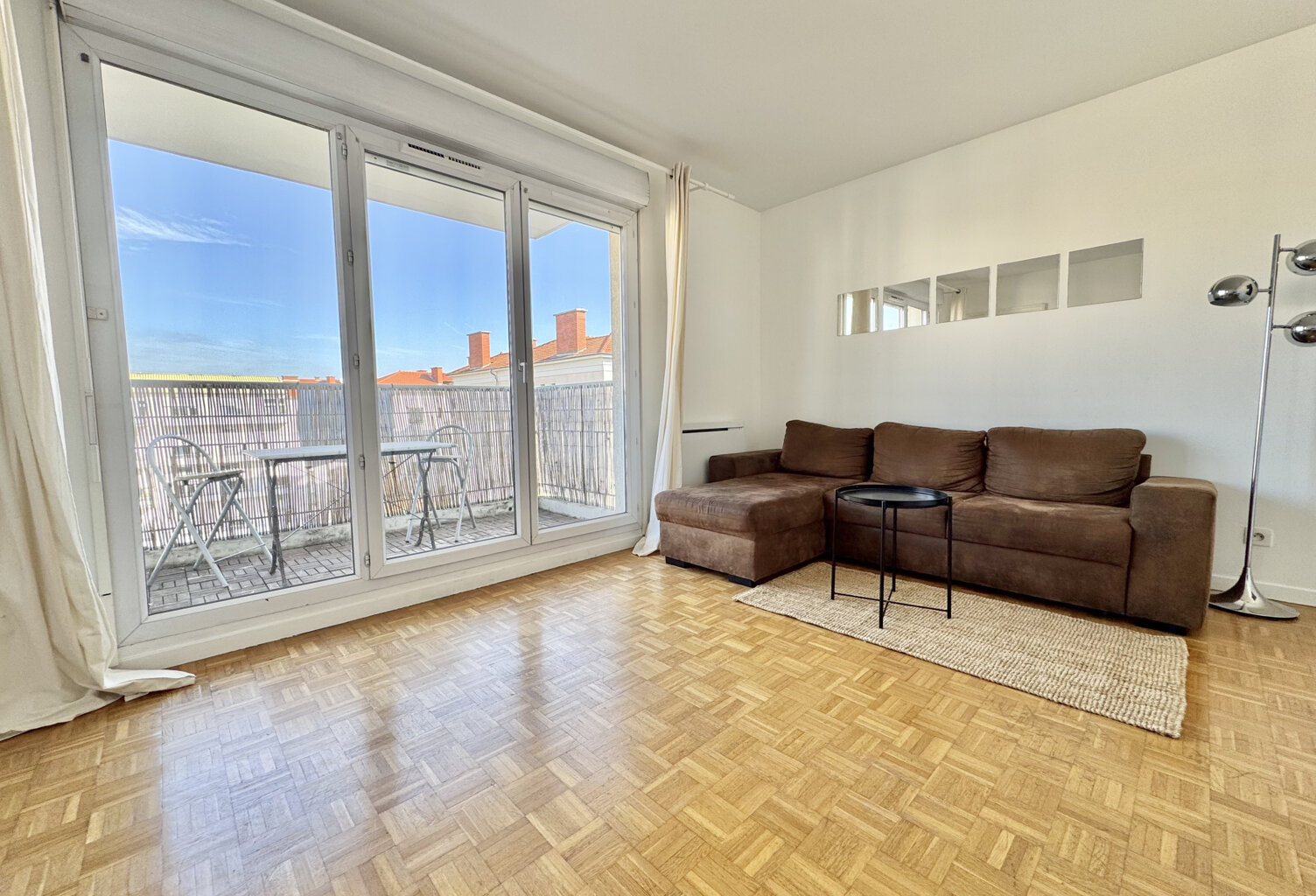 T2 sans vis-à-vis, étage élevé, balcon. — photo 1