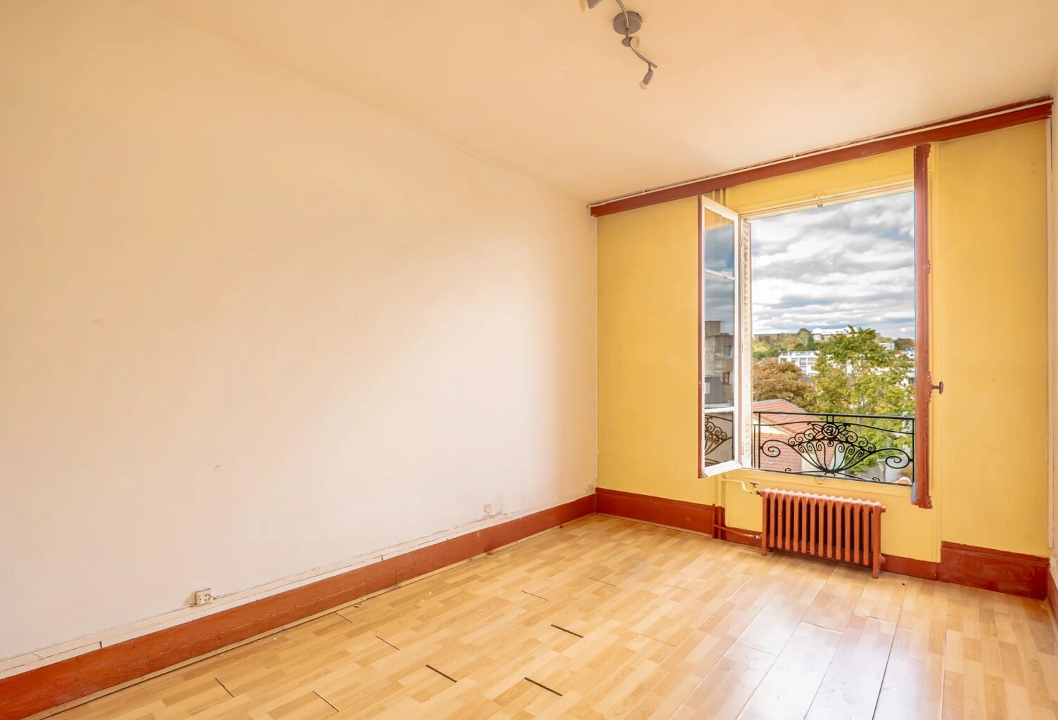 Suresnes – 33,57 m² à fort potentiel, au cœur d’un quartier vivant — photo 1