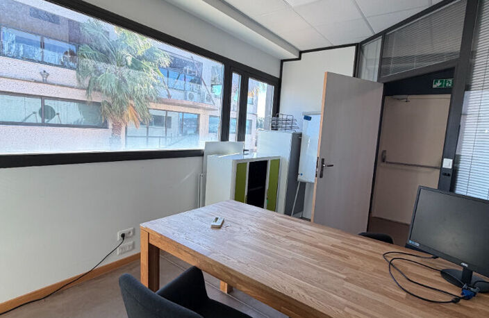 LOCATION DE BUREAUX PROFESSIONNELS 102,38 m² — photo 2