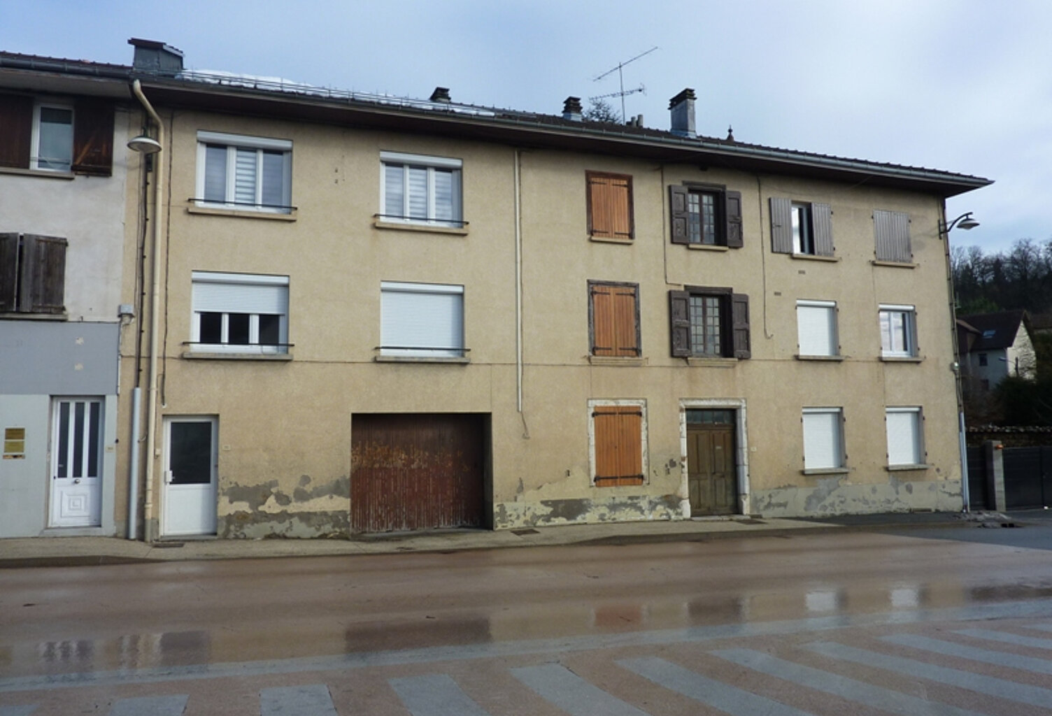 Bâtiment à aménager sur 3 niveaux ? Montferrat — photo 1