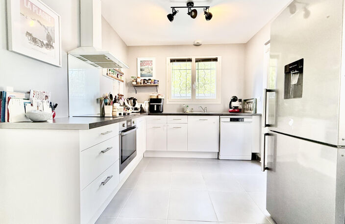 À vendre   Maison récente avec terrasse, piscine et garage à — photo 4
