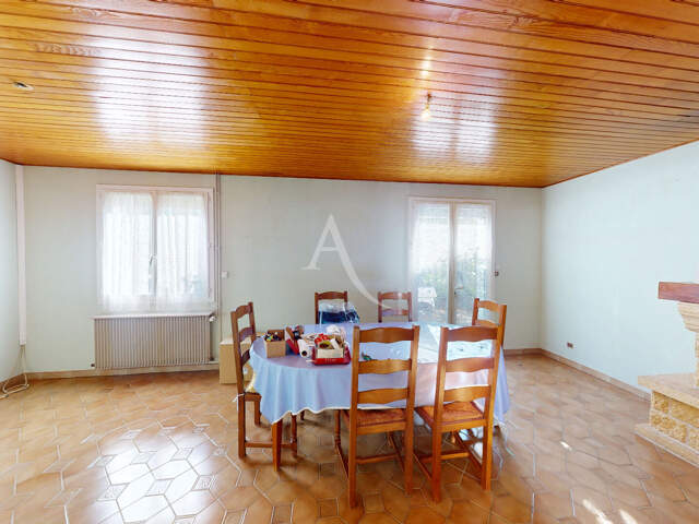 Maison de plain-pied à vendre à Chécy, 3 chambres, garage, dépendance et terrasse — photo du bien