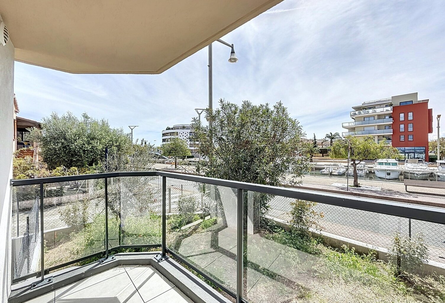 À vendre  Local commercial de 77 m² à Port Fréjus avec jardin, terrasses et plages à pied — photo 1