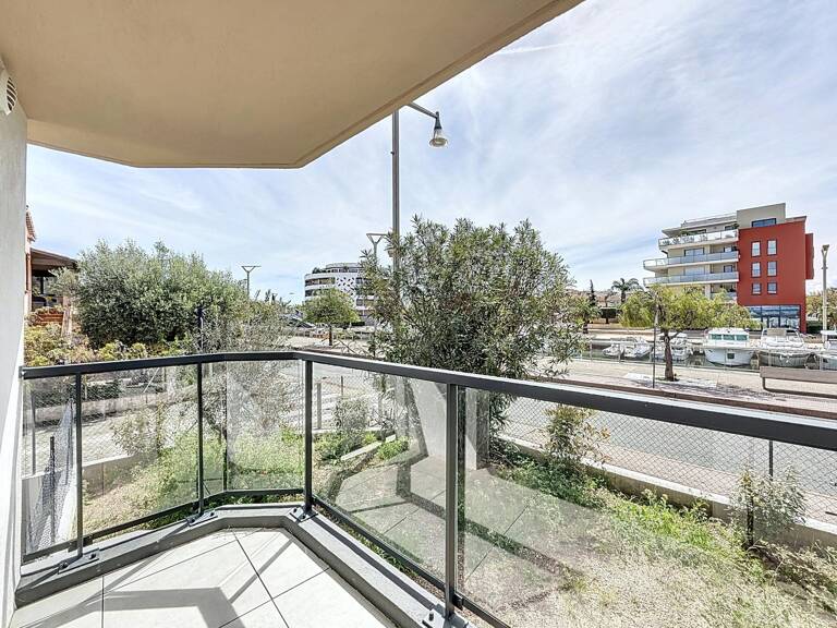 À vendre  Local commercial de 77 m² à Port Fréjus avec jardin, terrasses et plages à pied — photo 1