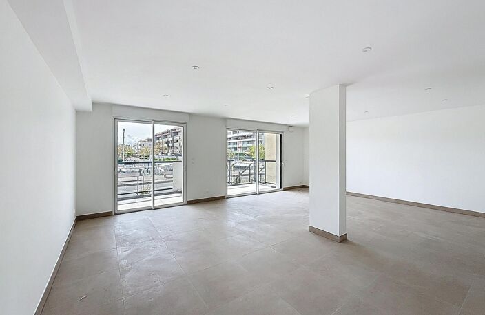 À vendre  Local commercial de 77 m² à Port Fréjus avec jardin, terrasses et plages à pied — photo 2