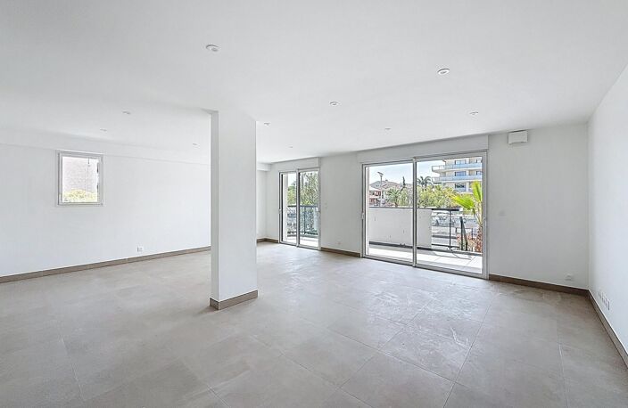 À vendre  Local commercial de 77 m² à Port Fréjus avec jardin, terrasses et plages à pied — photo 3