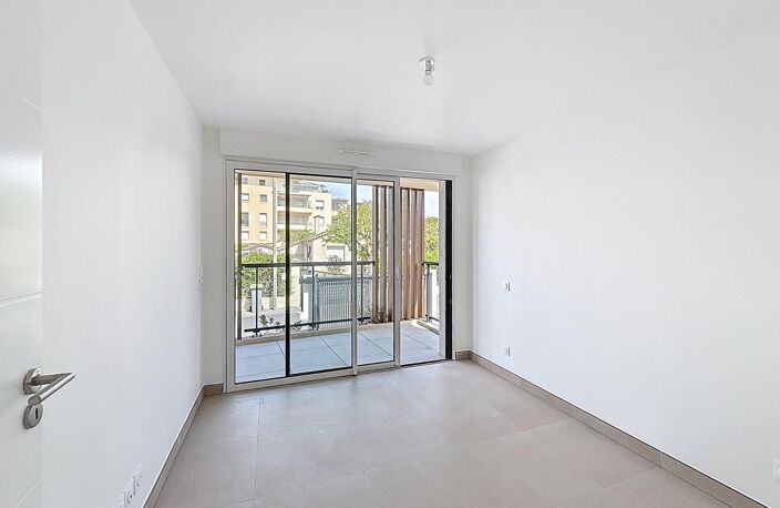 À vendre  Local commercial de 77 m² à Port Fréjus avec jardin, terrasses et plages à pied — photo 4