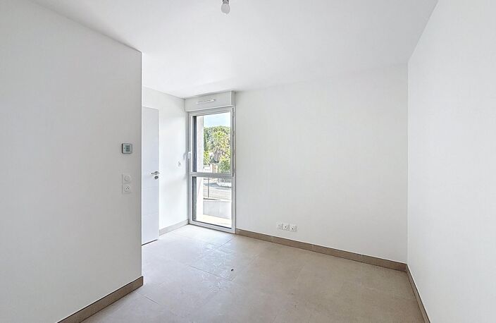 À vendre  Local commercial de 77 m² à Port Fréjus avec jardin, terrasses et plages à pied — photo 5
