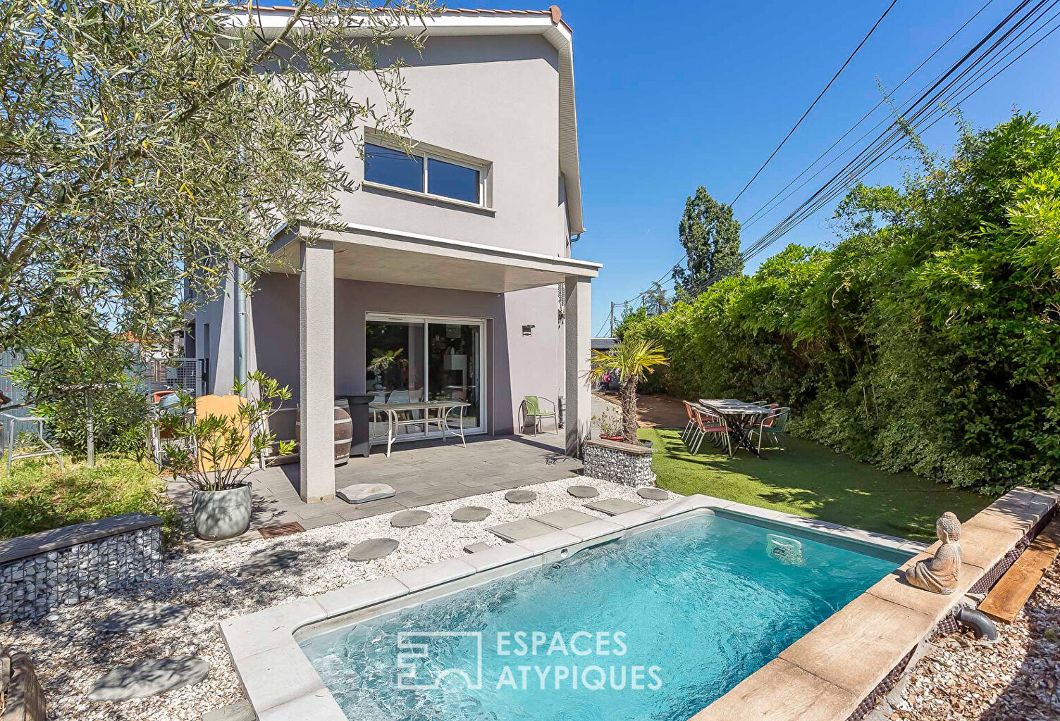 Maison contemporaine avec jardin et piscine — photo 1