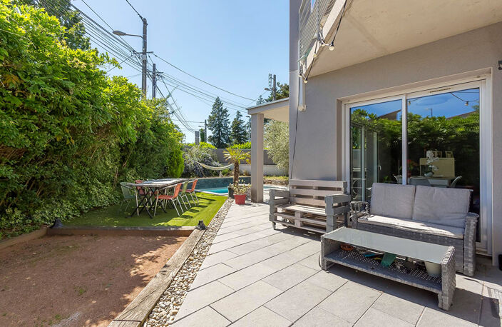 Maison contemporaine avec jardin et piscine — photo 4