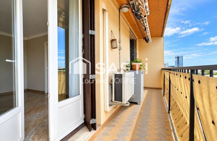 T4 rénové- Traversant, vue dégagée, balcon, étage élevé — photo 2