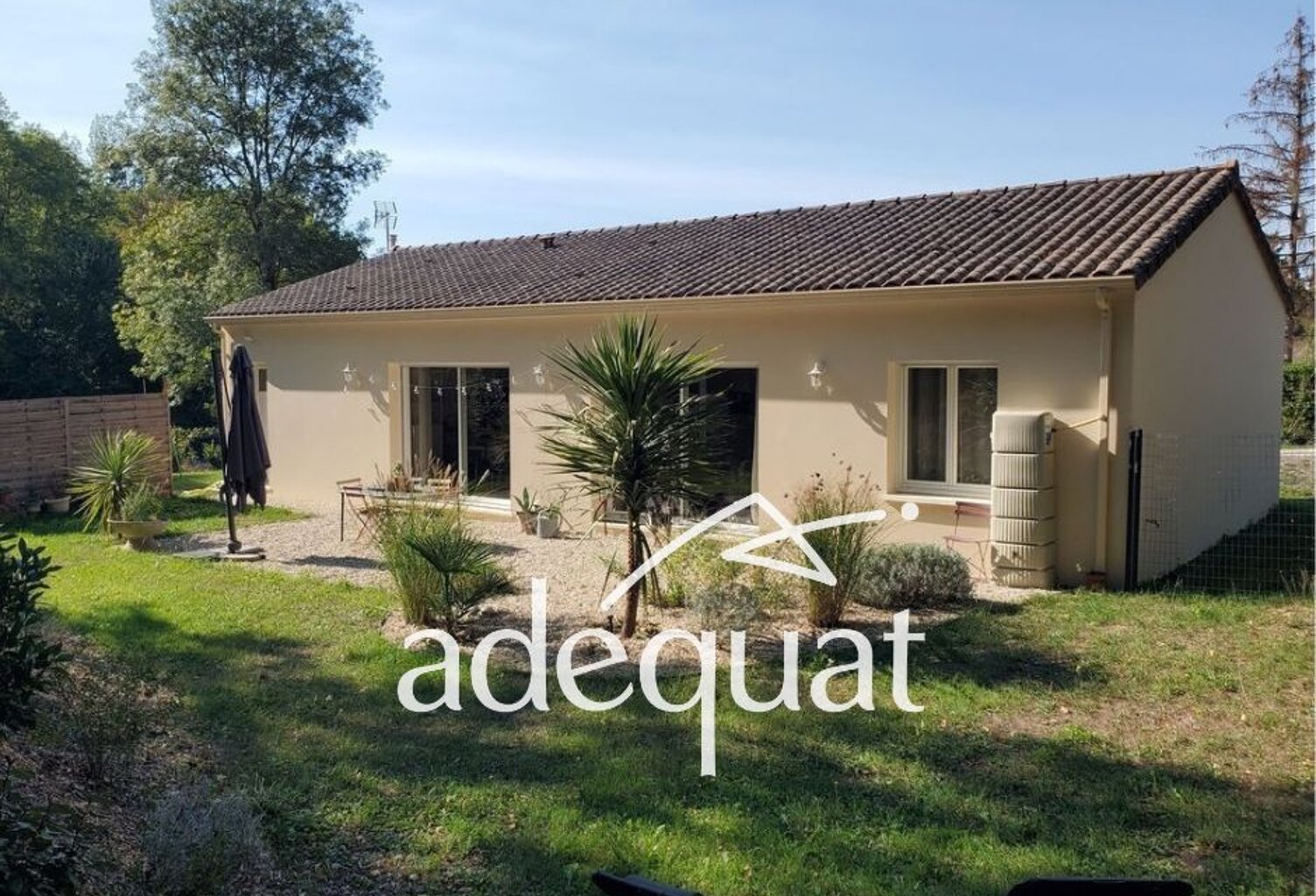 Entre ville et campagne, un plain-pied ouvert sur la verdure — photo 1