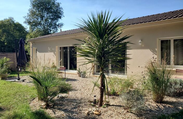 Entre ville et campagne, un plain-pied ouvert sur la verdure — photo 2
