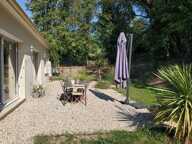 Entre ville et campagne, un plain-pied ouvert sur la verdure — photo 3