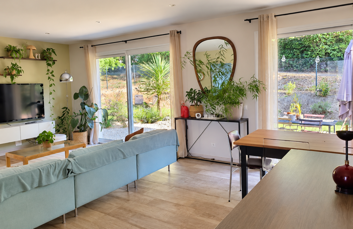 Entre ville et campagne, un plain-pied ouvert sur la verdure — photo 4
