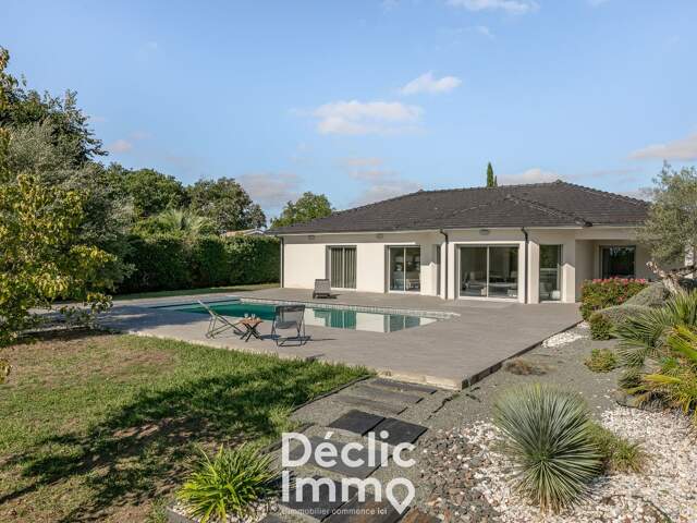 Maison contemporaine de plain-pied de 166 m² avec piscine, sur un terrain paysager de 1 500 m² à 15 min de Bordeaux — photo du bien