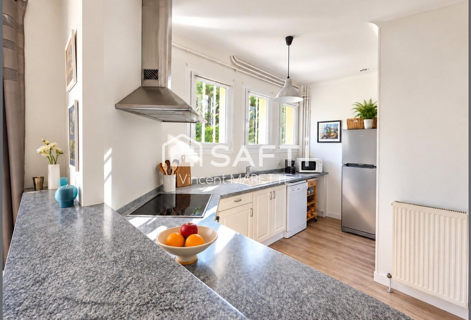 Quatre chambres, un grand jardin arboré et une terrasse de 80 m² : une maison où la vie de famille prend toute sa place. — photo 1