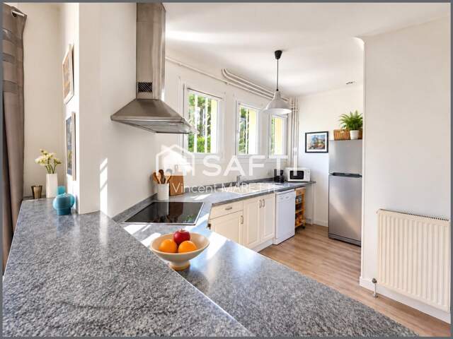 Quatre chambres, un grand jardin arboré et une terrasse de 80 m² : une maison où la vie de famille prend toute sa place. — photo du bien