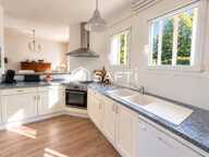 Quatre chambres, un grand jardin arboré et une terrasse de 80 m² : une maison où la vie de famille prend toute sa place. — photo 2