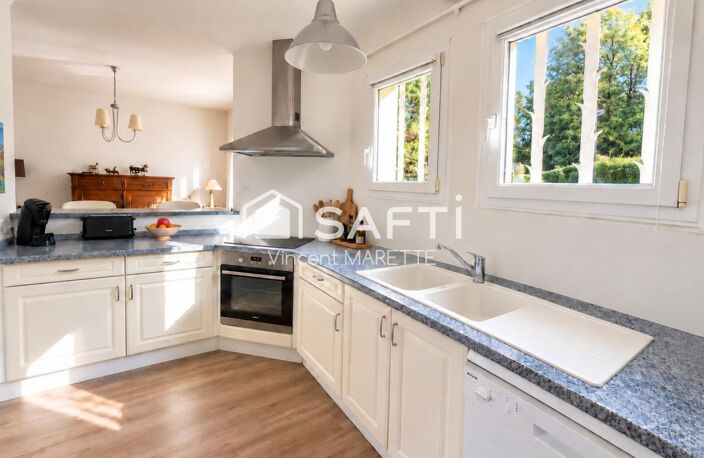 Quatre chambres, un grand jardin arboré et une terrasse de 80 m² : une maison où la vie de famille prend toute sa place. — photo 2