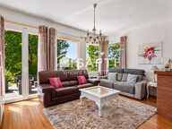 Quatre chambres, un grand jardin arboré et une terrasse de 80 m² : une maison où la vie de famille prend toute sa place. — photo 4