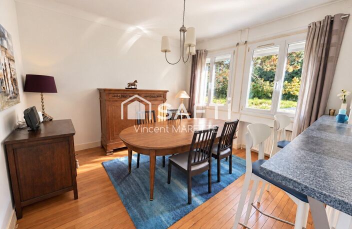 Quatre chambres, un grand jardin arboré et une terrasse de 80 m² : une maison où la vie de famille prend toute sa place. — photo 5